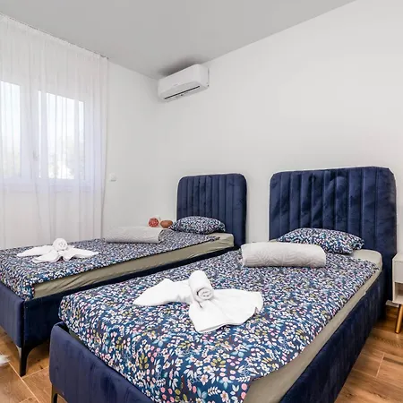 Διαμέρισμα With Parking Space Loborika, Pula - 24868 *